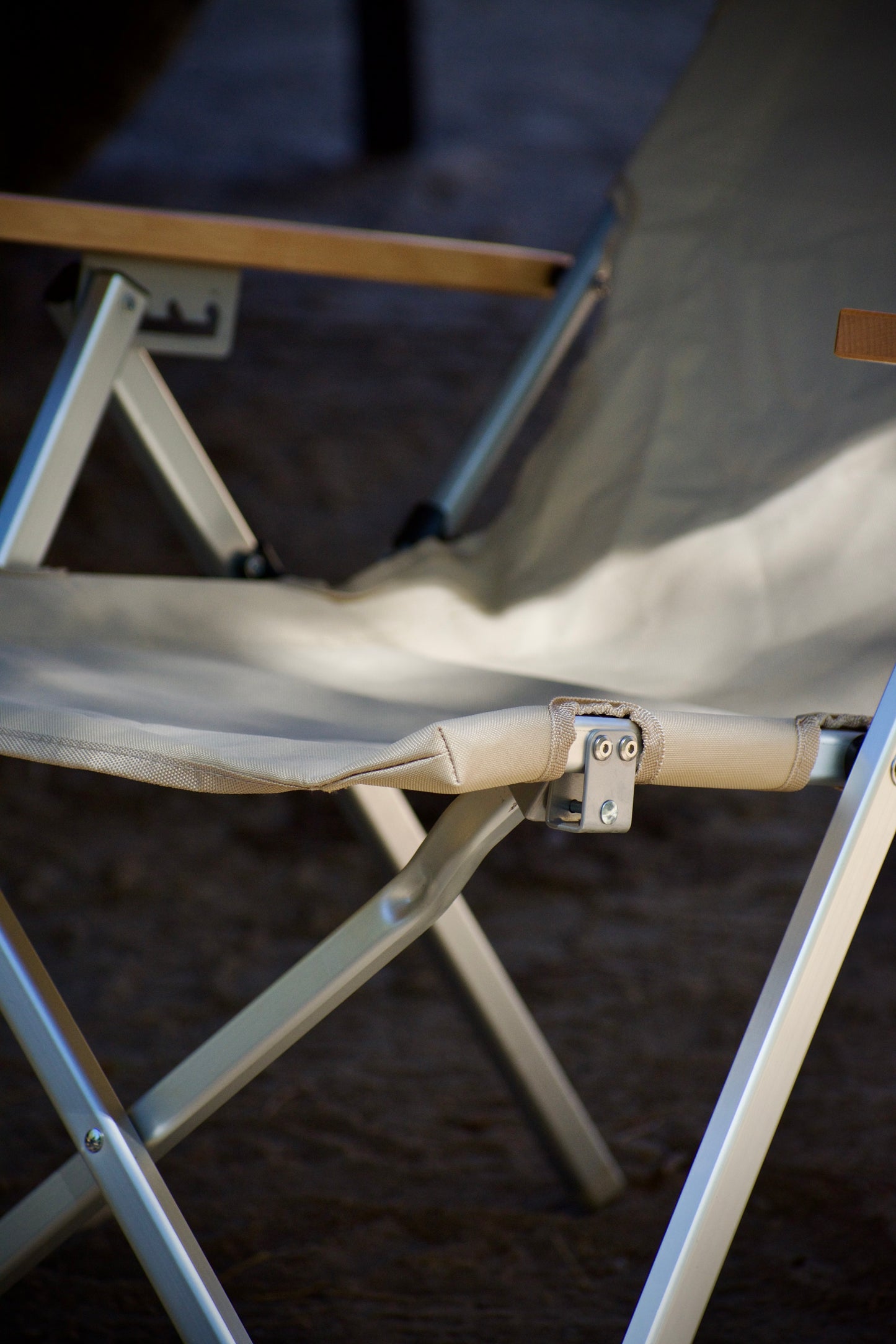 Premium Folding Camp Chair – Hydrophobic Fabric, Bamboo Armrests & Heavy-Duty Aluminum Frame